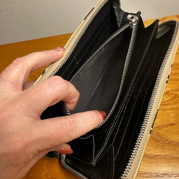 Miu Miu Rare Beige Leather Zip Wallet with Black Cat Design - Picture 13 of 13